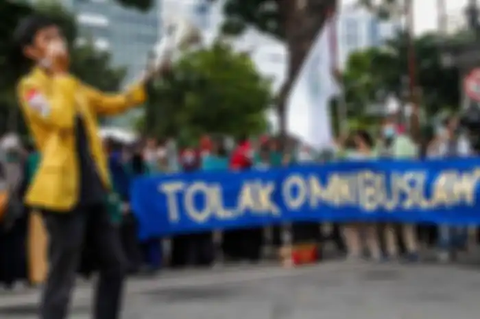 Mahasiswa yang tergabung dalam BEM Seluruh Indonesia (SI) melakukan aksi unjuk rasa di kawasan Patung Kuda Jakarta Pusat, Jumat (16/10/2020). Mereka menolak pengesahan omnibus law Undang-undang Cipta Kerja