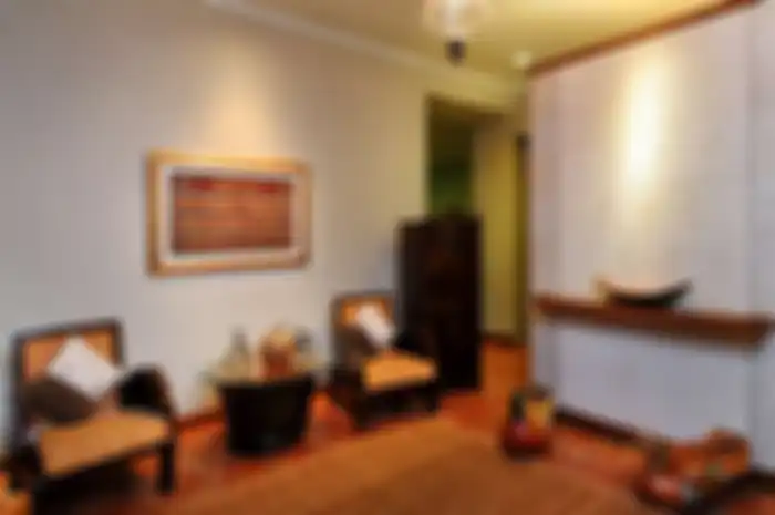 Hangatnya foyer bergaya Bali dengan cahaya artistik.