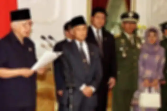 Soeharto sempat bertemu dengan BJ Habibie sehari sebelum mengundurkan diri. Namun setelah itu hubungan keduanya retak.
