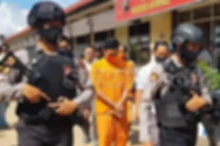 AD (24) tersangka pembuangan bayi ini digiring oleh Polisi dalam konferensi Pera di Mapolres Sumenep, Rabu (21/10/2020). 