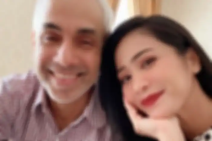Bunga Zainal dan suami