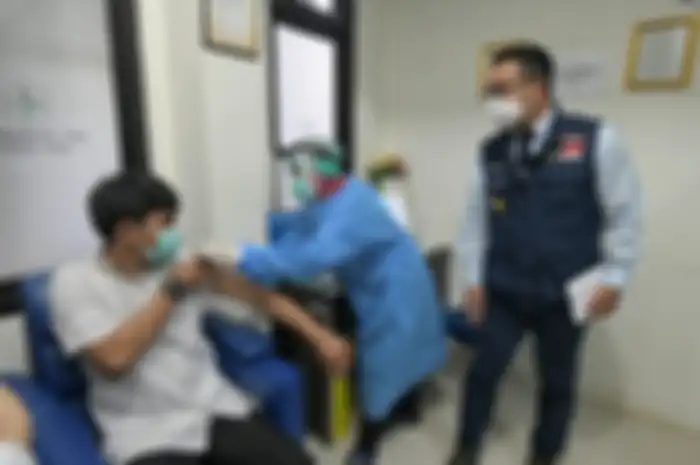 Ridwan Kamil memantau secara langsung simulasi sistem pemberian vaksin COVID-19 yang digelar Pemerintah Provinsi (Pemprov) Jabar.