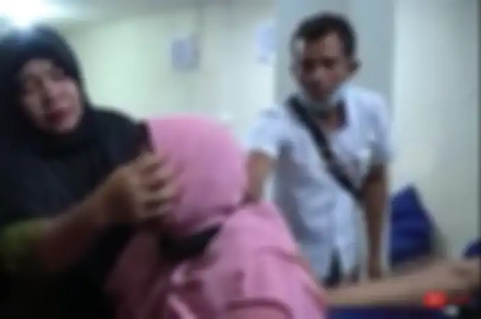 Ningsih Tinampi saat mengobati pasien