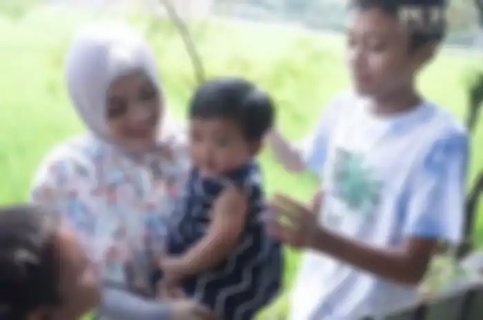 Putri Delina, Rizwan dan Ferdi bersama adik tirinya, Bintang