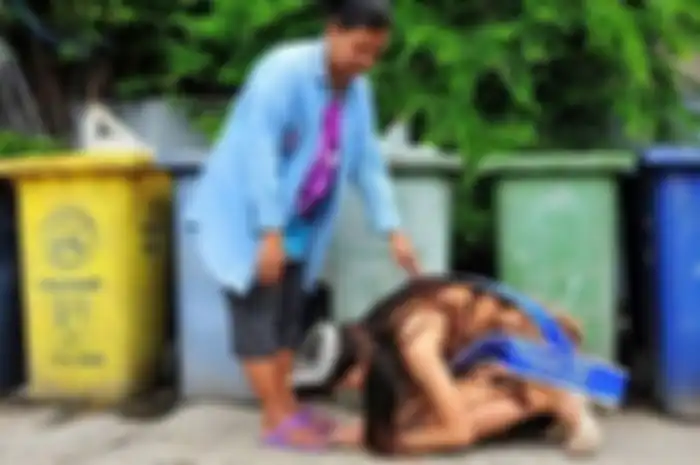 Ratu kecantikan cium kaki ibunya yang pemulung 