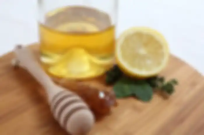 Kita dapat mengatasi belang pada wajah dengan menggunakan masker air lemon dicampur madu.