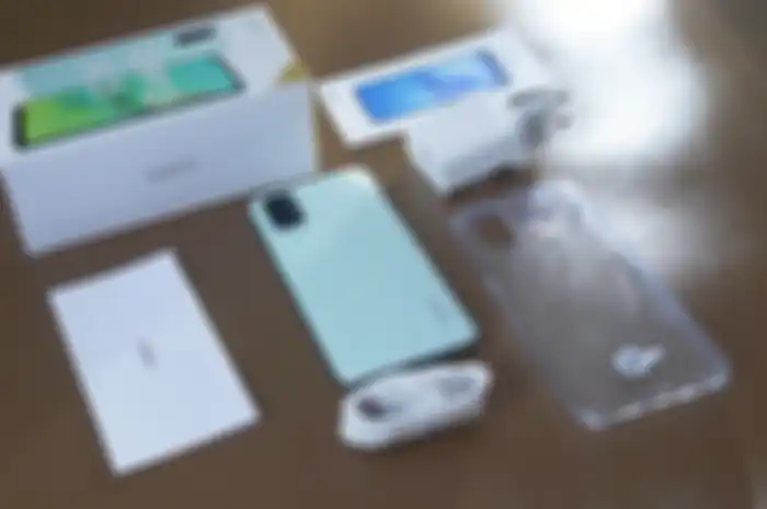 Isi kotak pembelian Oppo A33, HP murah yang bisa kamu beli dengan budget terbatas.