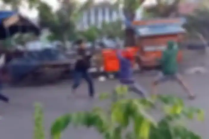 Tangkapan layar video yang diambil warga saat tawuran dua kelompok remaja di Jalan Raya Bekasi Timur IV, Jatinegara, Jakarta Timur, Kamis (29/10/2020)