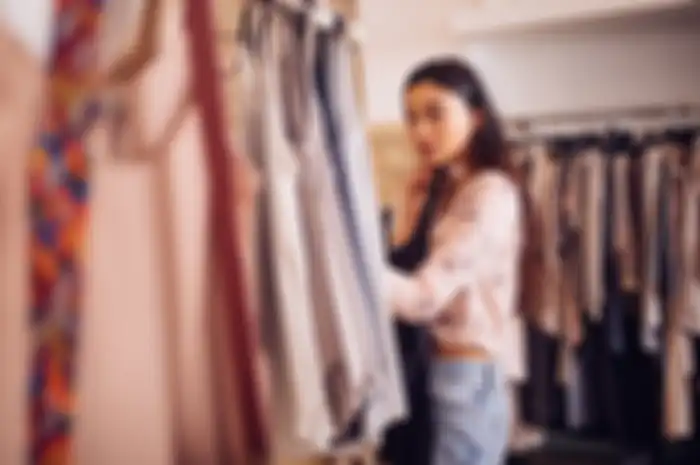 Ini Alasan Thrifting Alias Belanja Baju Bekas Begitu Digandrungi Gen Z, Bukan Sekadar Tren! 