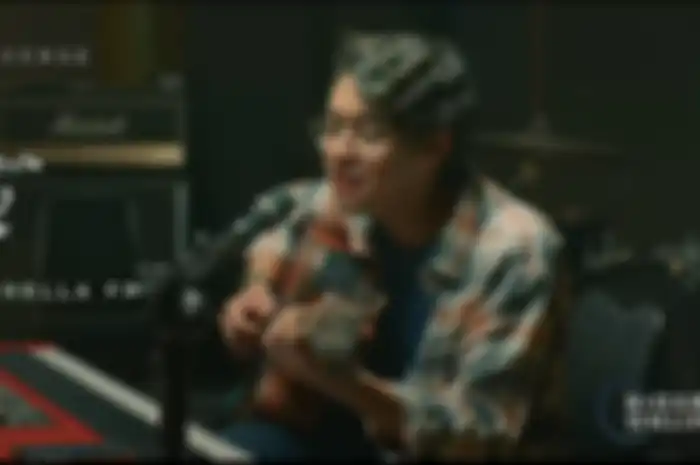 Scene dalam Story of Kale saat Ardhito memainkan lagunya bersama Aurelie