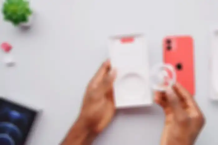 Isi kotak kemasan iPhone 12