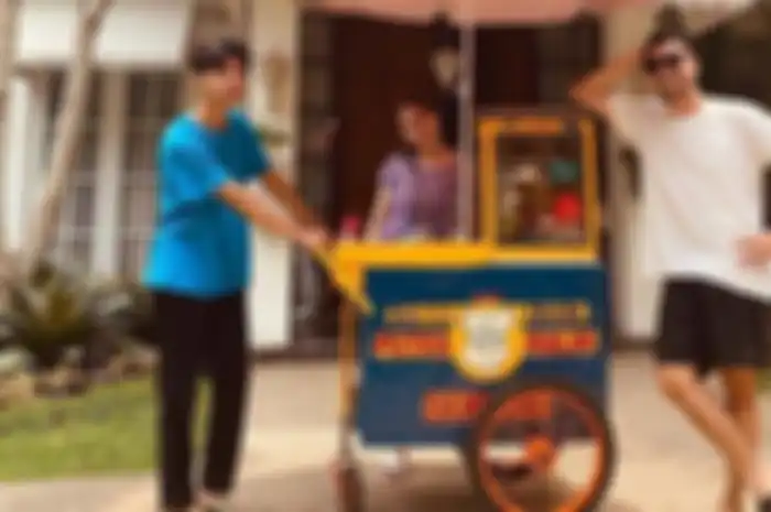 Raffi Ahmad dan Nagita Slavina foto bareng Dimas penjual bakso  
