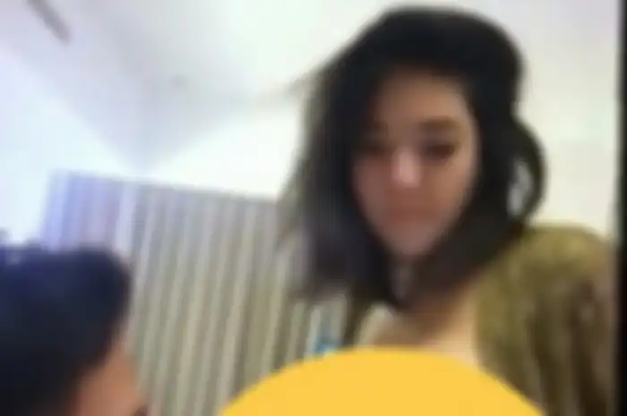 Tangkapan layar yang menunjukkan cewek yang mirip dengan Gisel beradekan syur dalam durasi 18 detik tersebut.