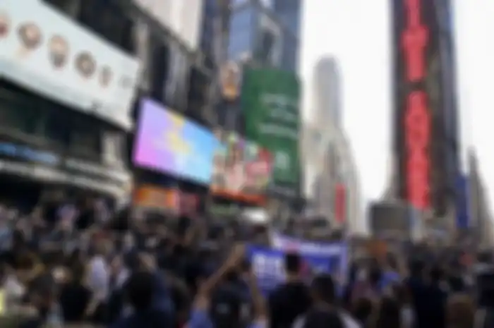Warga New York berkumpul di Times Square untuk merayakan kemenangan Joe Biden dan kekalahan Donald Trump di pilpres AS, pada Sabtu (7/11/2020).