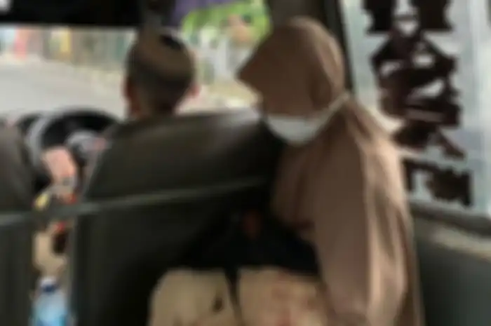 Pasangan kakek dan nenek mengais rezeki dari menarik angkutan umum (angkot) di Kota Cimahi.