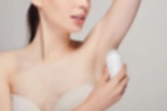 Ilustrasi penggunaan deodoran.