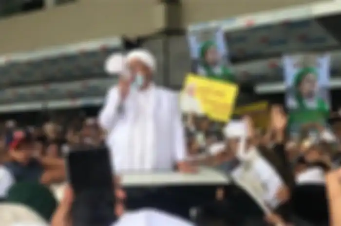 Habib Rizieq pulang ke Indonesia, kedatangannya di Bandara Soekarno Hatta disambut ribuan simpatisannya. 