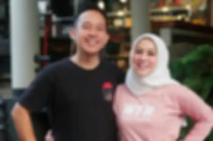 Masuk ke kamar peraduan cinta Denny Cagur dan istrinya, Ayu Ting Ting kaget bukan main temukan benda ini di langit-langit kamar.