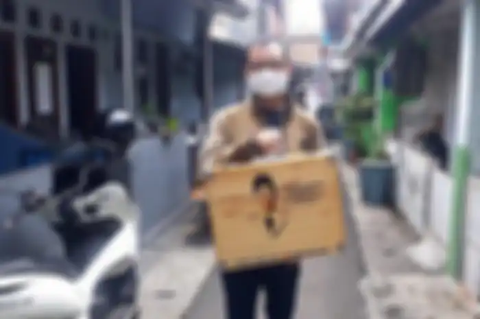 Sosok Agus Mustofa (34) pemangkas rambut online menuai berkah di tengah pandemi saat ditemui TribunJakarta.com di rumahnya, di kawasan Setiabudi, Jakarta Selatan pada Jumat (13/11/2020).  