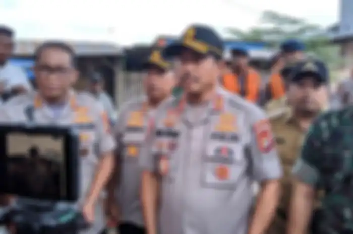 Kapolda Metro Jaya Irjen Pol Nana Sudjana di lokasi banjir Kelurahan Gebang Raya Kecamatan Periuk Kota Tangerang, Selasa (25/2/2020) 