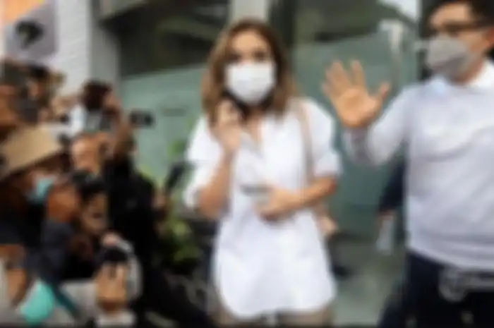 Gisella Anastasia usai diperiksa di Ditreskrimsus Polda Metro Jaya, Jakarta Selatan, Selasa (17/11/2020). 