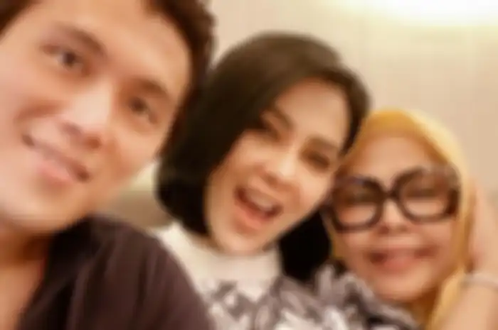 Outfit baju ibunda Syahrini