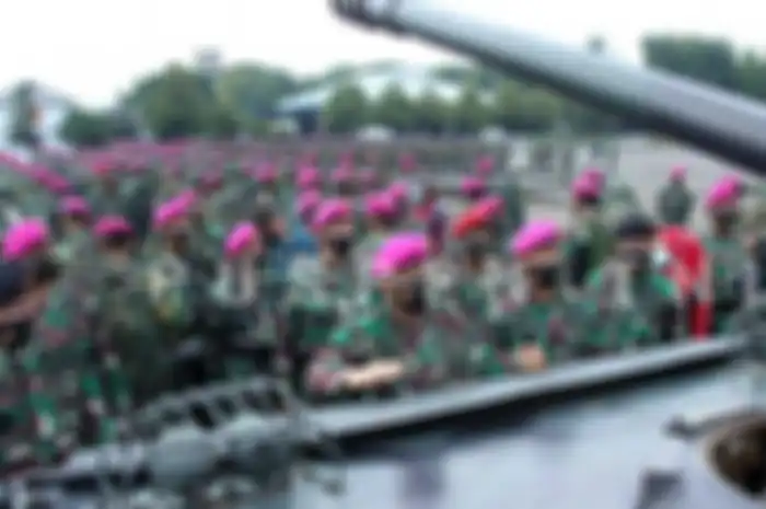 Panglima TNI Marsekal TNI Hadi Tjahjanto, S.I.P., memeriksa armada tank Korps Marinir TNI AL di Cilandak, Jakarta Selatan, Kamis (19/11/2020). 