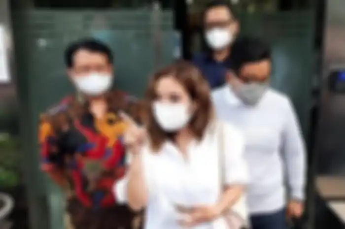 Gisella Anastasia ditemani Sandy Arifin, pengacaranya (kanan), ketika keluar dari Ditreskrimsus Polda Metro Jaya, Selasa (17/11/2020) pukul 16.00 WIB. Sebelumnya, janda satu anak yang akrab disapa Gisel itu tiba di Polda Metro Jaya pukul 10.30 WIB 