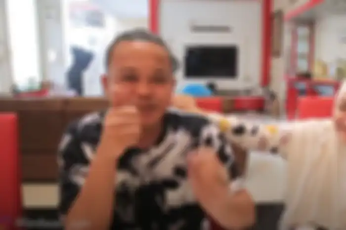 Sule memuji masakan Nathalie enak