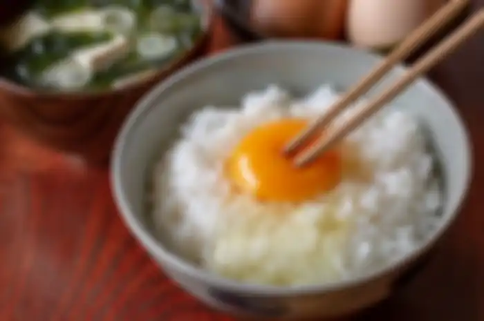 Ilustrasi tamago kake gohan khas Jepang, menu sarapan telur mentah