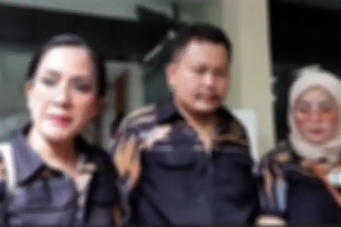 Adik Annisa Bahar Gelar Aksi di Depan Polda Metro untuk Minta Gisella Anastasia Ditetapkan Jadi Tersangka Kasus Video Syur