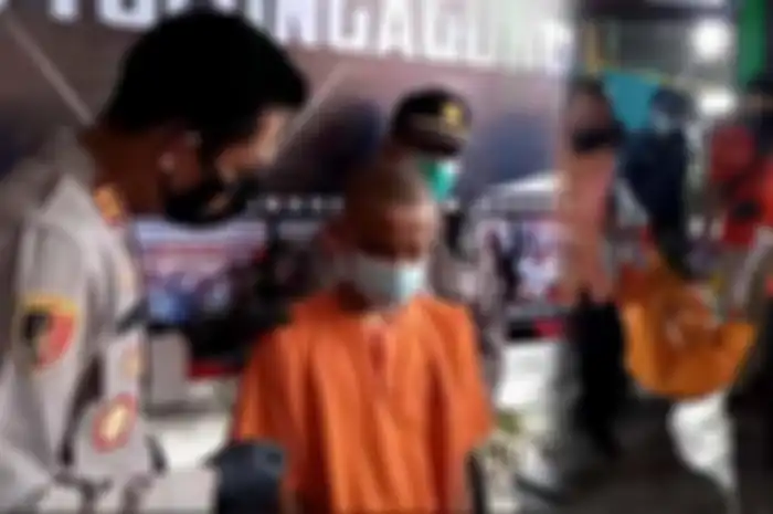 Budi Santoso (27) diinterogasi Kapolres Tulungagung. Terungkap penyebab ibu dua anak di Kecamatan Bandung, Kabupaten Tulungagung dibunuh. Pelaku mengaku jatuh cinta kepada korban tapi juga dendam kepada suami korban. 