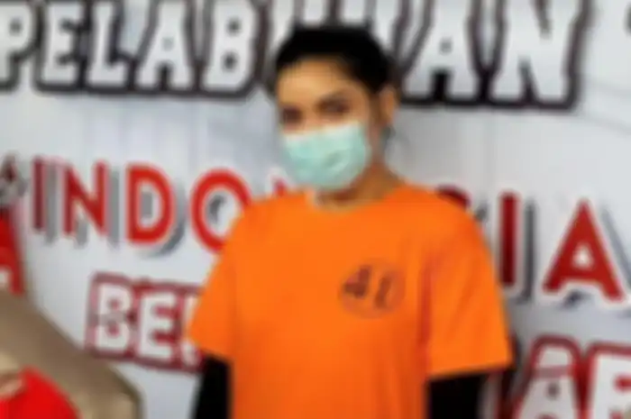 Selebgram Millen Cyrus ketika dihadirkan Kapolres Pelabuhan Tanjung Priok AKBP Ahrie Sonta di Polres Pelabuhan Tanjung Priok, Senin (23/11/2020). Millen Cyrus ditangkap polisi karena kasus sabu-sabu, Minggu (22/11/2020) dini hari. 