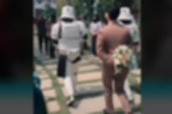 Tangkapan layar pernikahan yang viral di TikTok dengan dikawal dengan tokoh di Starwars