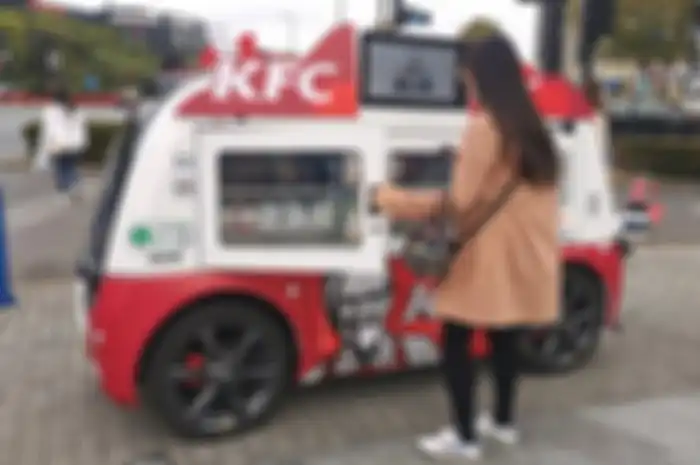 Kendaraan otonom yang menjajakan produk makanan 