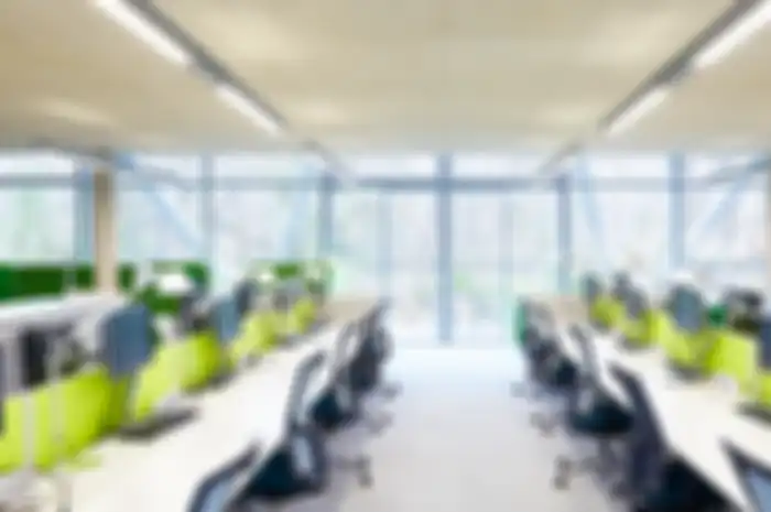 Luminer UV-C upper air dipasang di plafon kantor sebagai disinfektan udara. (Signify)