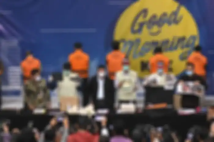 Wakil Ketua KPK Nawawi Pomolango (ketiga kiri) didampingi Deputi Penindakan Karyoto (kiri) menunjukkan tersangka berikut barang bukti pada konferensi pers penetapan tersangka kasus dugaan korupsi ekspor benih lobster di Gedung KPK, Jakarta, Kamis (26/11/2020) dini hari. KPK menetapkan tujuh tersangk
