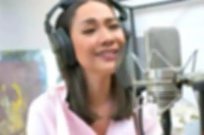 Bunga Citra Lestari tampak menahan tangis saat melantunkan 12 Tahun Terindah, lagu terbaru yang dia dedikasikan untuk mendiang Ashraf Sinclair, Minggu (12/7/2020) malam. 