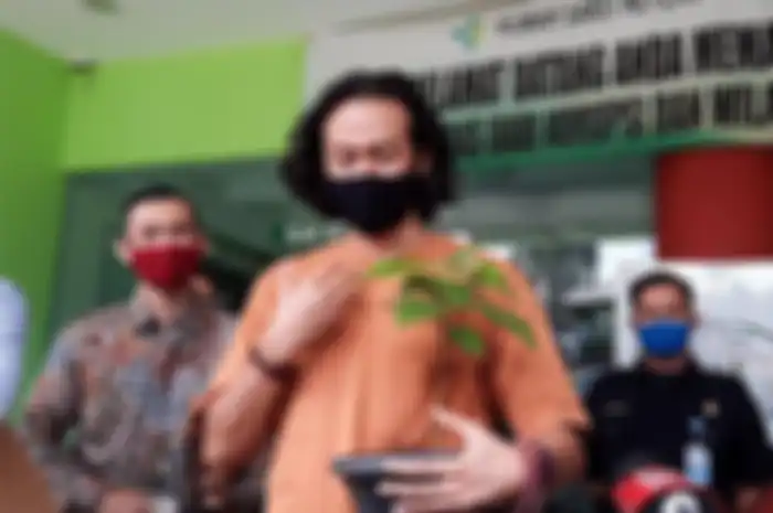 TRIBUNNEWS.COM/BAYU INDRA PERMANA Dwi Sasono tak kuat menahan haru saat keluar dari RSKO Cibubur setelah menjalani masa rehabilitasi selama lima bulan, RSKO Cibubur, Jakarta Timur, Jumat (27/11/2020). 
