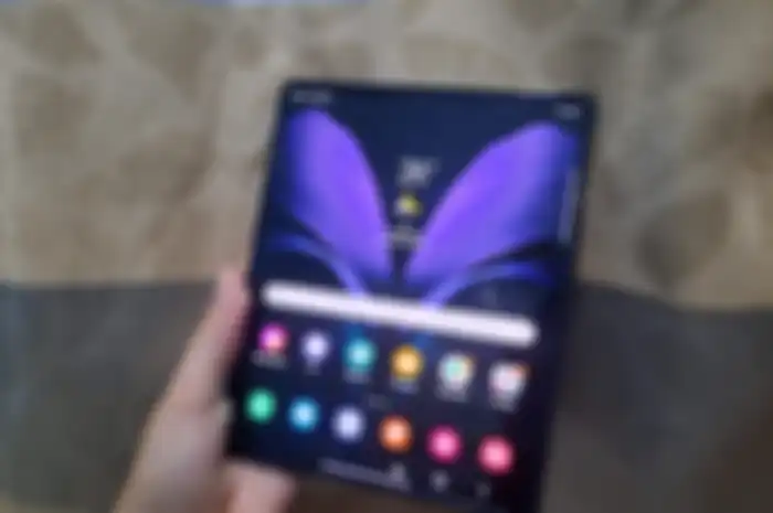 Dilaporkan Samsung Galaxy Z Fold3 mengusung kamera selfie di bawah layar. (On pic: Samsung Galaxy Z Fold2)