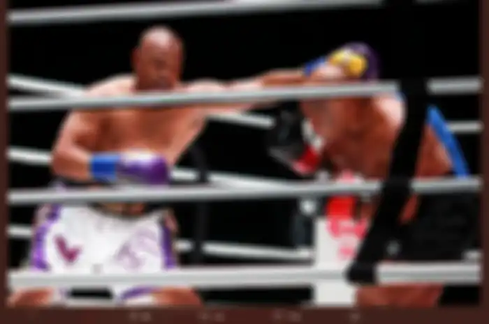 Potret pertarungan Roy Jones Jr (kiri) dan Mike Tyson (kanan) di Staples Center, Los Angeles, California, Amerika Serikat, Minggu (29/11/2020).