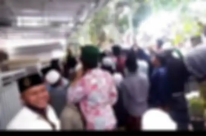 Rumah Menkopolhukam Mahfud MD di Pamekasan didemo ratusan warga, Selasa (1/12/2020). 