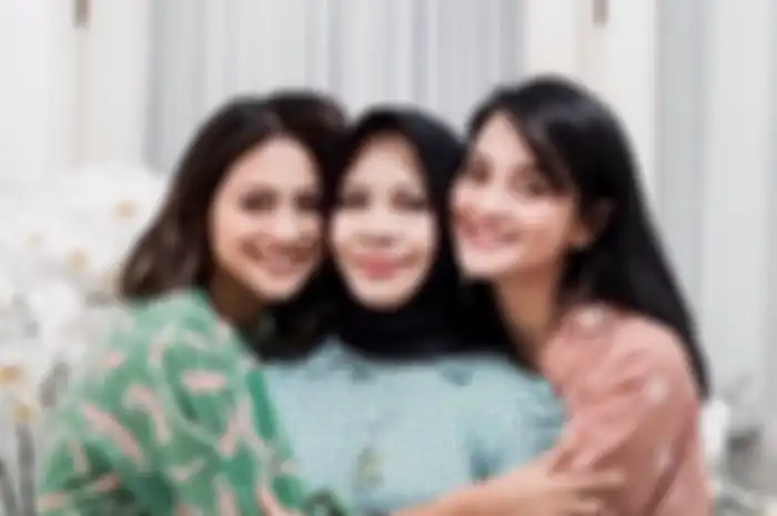 Ririn Ekawati dan Rini Yulianti saat bersama sang ibunda.