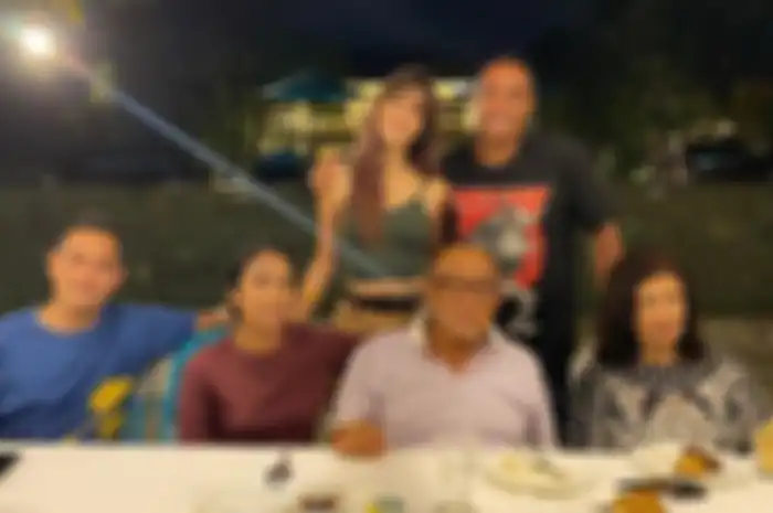 Kedekatan Nia Ramadhani dengan Mertua
