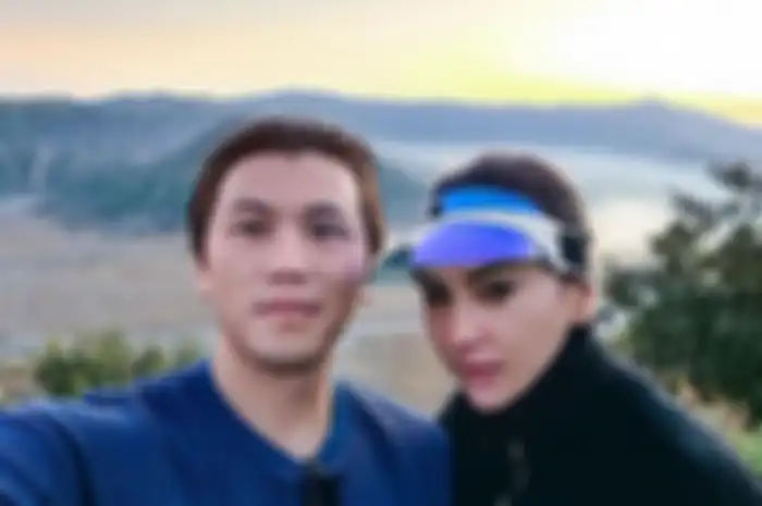Syahrini dan Reino Barack