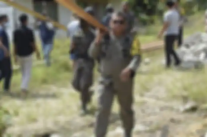 Kapolda Sulteng Irjen Pol Abdul Rakhman Baso mengangkat kayu yang akan digunakan untuk membangun kembali rumah yang bakar oleh terduga teroris kelompok Mujadin Indonesia Timur (MIT) Poso, dalam kejadian kekerasan di Kabupaten Sigi, Jumat (27/11/2020) lalu, di Sigi, Kamis (3/12/2020).