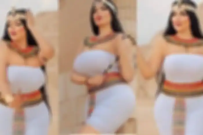 Selebgram Mesir Salma al-Shimi ditangkap polisi setempat karena dianggap berpakaian tak pantas di depan Piramid. Salma berpakaian ala ratu Cleopatra, pakaian mesir kuno, 