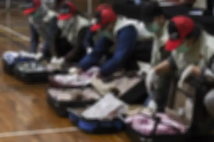 Penyidik KPK tunjukkan bukti kasus korupsi bansos Covid-19