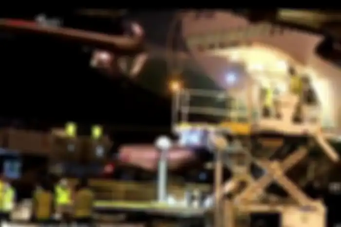 Vaksin Covid-19 tiba perdana di Indonesia pada Minggu, (6/12/2020). Vaksin tiba di Bandara Soekarno-Hatta, diangkut menggunakan pesawat Garuda Indonesia Boeing 737-300ER, pada pukul 21.30 WIB