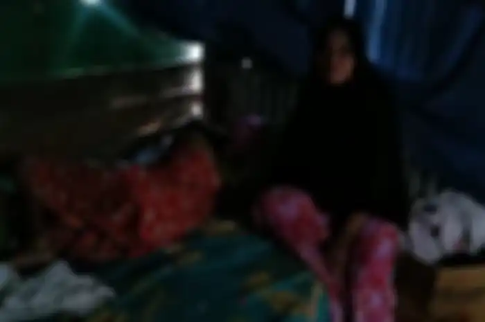 Andi Niswa (50) ibu dari Susi Susanti (20) yang berusaha tegar